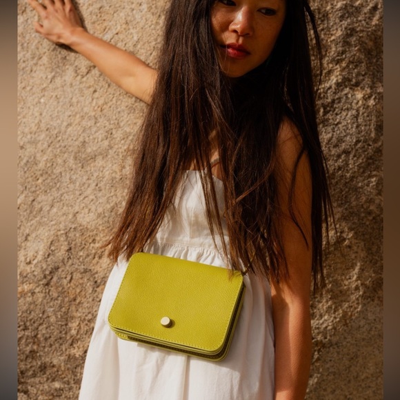 EUC Lindquist Object Ray crossbody in Chartreuse - Picture 6 of 10
